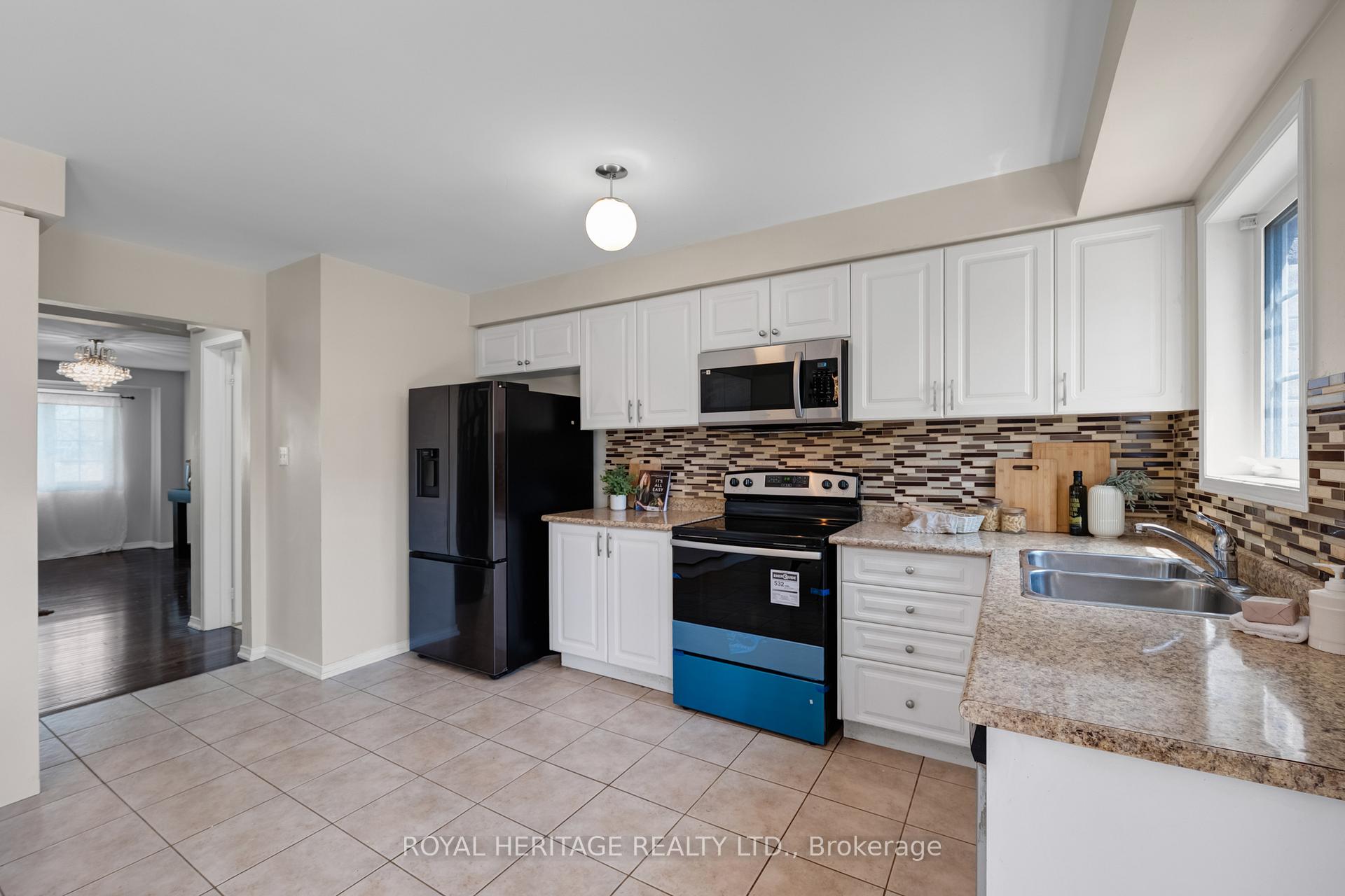 Photo 7 of 497 Rossland Road E, Ajax, Central East — HOMEH