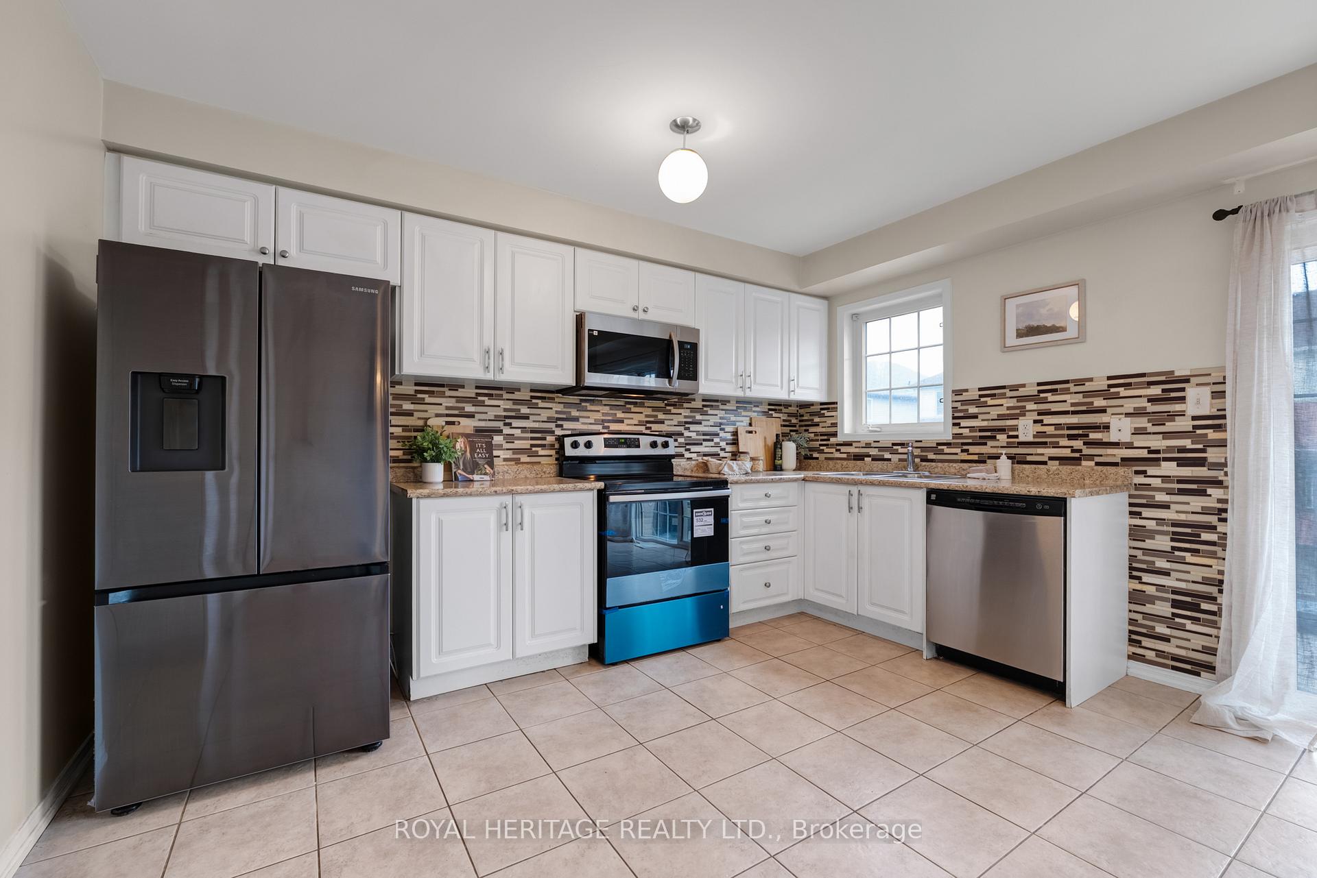 Photo 8 of 497 Rossland Road E, Ajax, Central East — HOMEH
