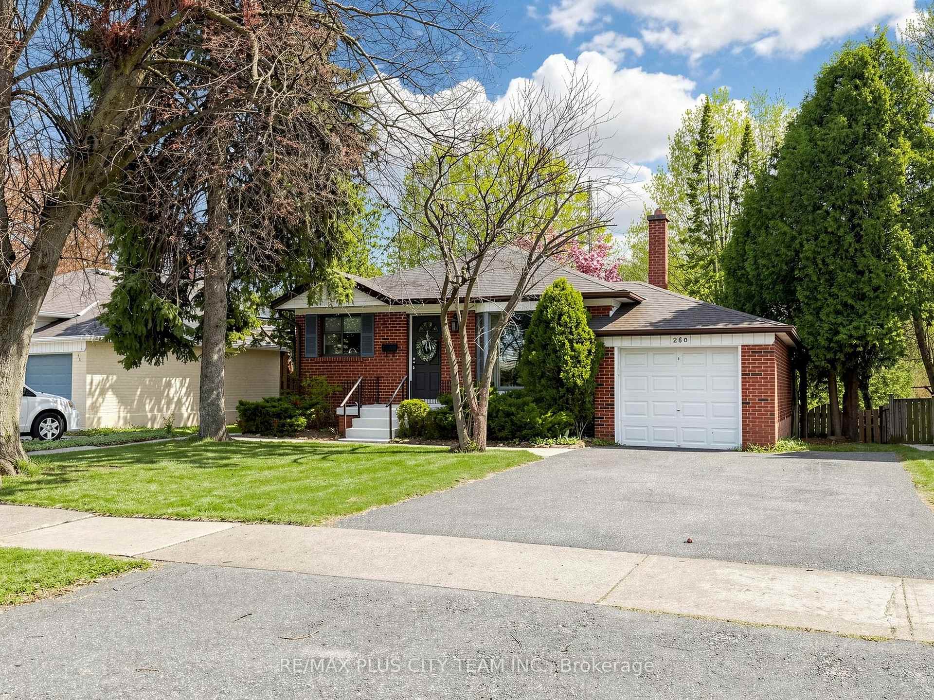 Photo 2 of 260 Renforth Drive, Etobicoke, Markland Wood — HOMEH