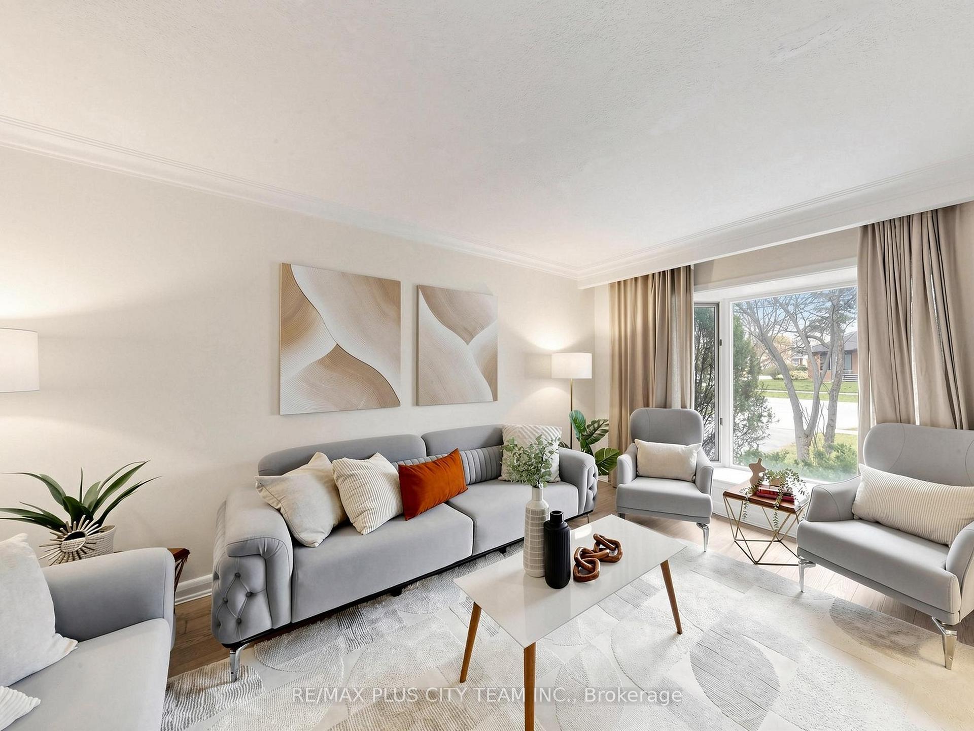 Photo 4 of 260 Renforth Drive, Etobicoke, Markland Wood — HOMEH
