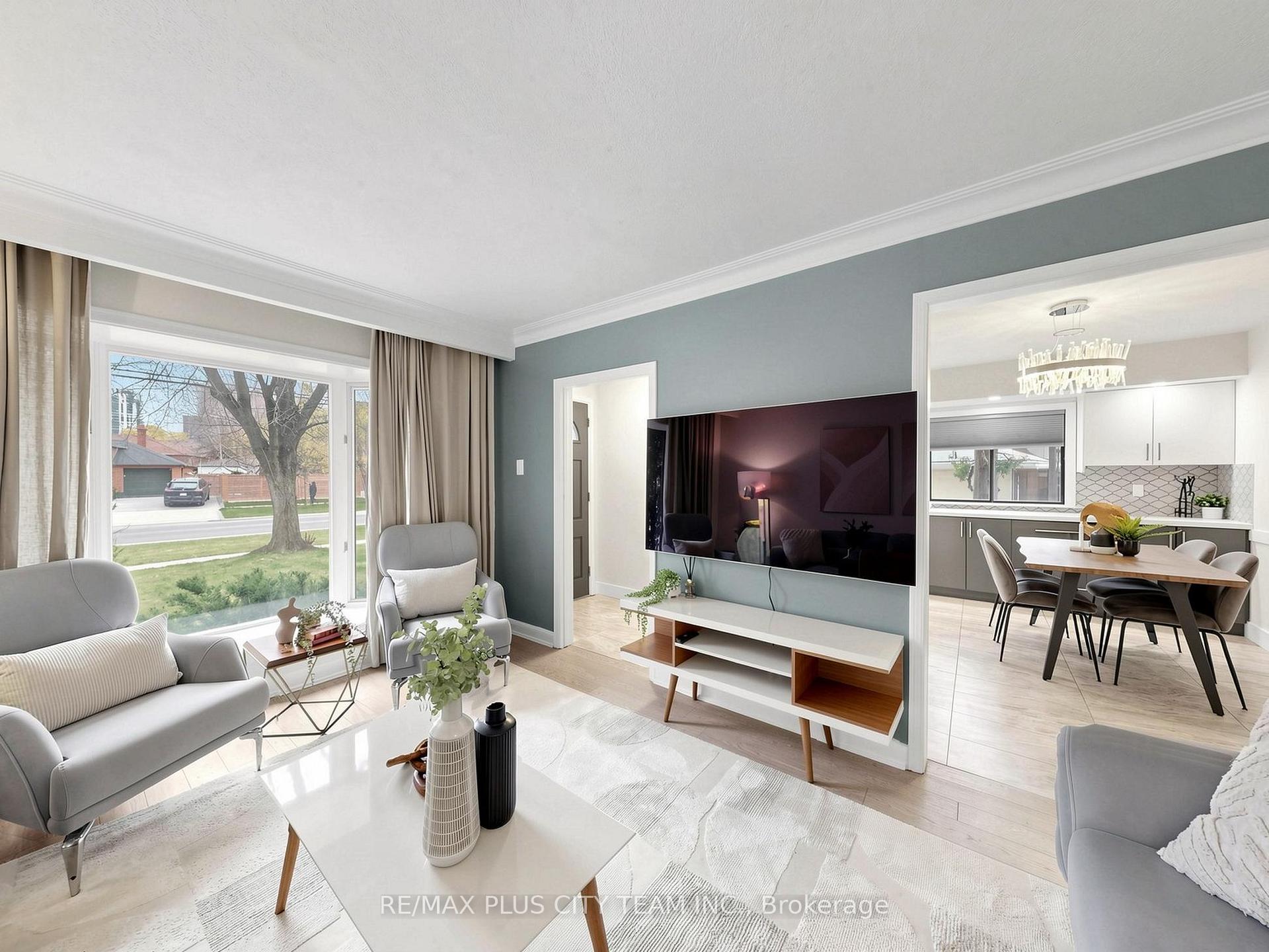 Photo 5 of 260 Renforth Drive, Etobicoke, Markland Wood — HOMEH