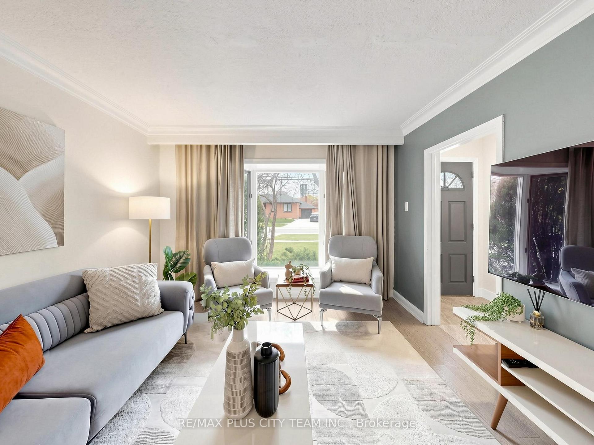 Photo 6 of 260 Renforth Drive, Etobicoke, Markland Wood — HOMEH