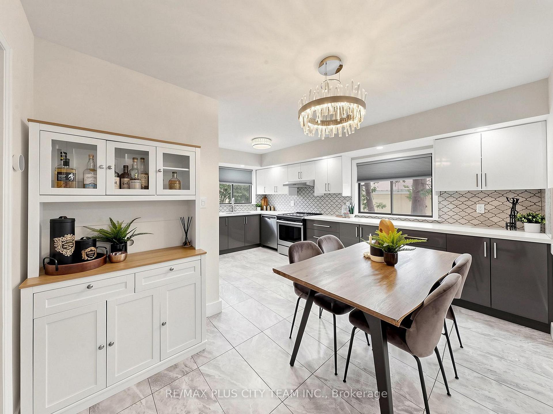 Photo 8 of 260 Renforth Drive, Etobicoke, Markland Wood — HOMEH