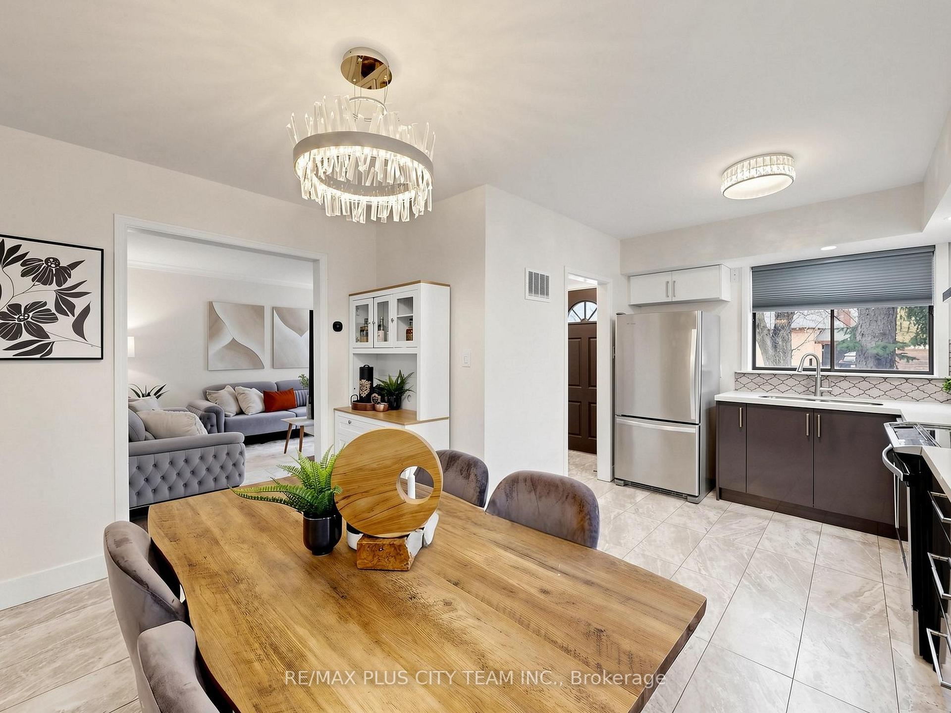 Photo 9 of 260 Renforth Drive, Etobicoke, Markland Wood — HOMEH