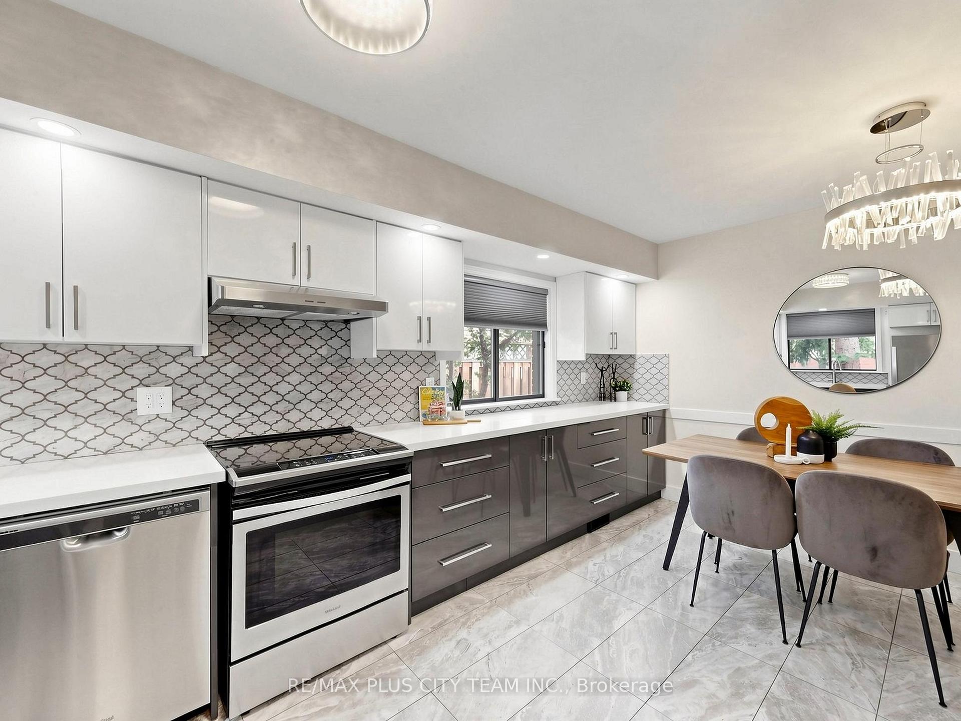 Photo 12 of 260 Renforth Drive, Etobicoke, Markland Wood — HOMEH