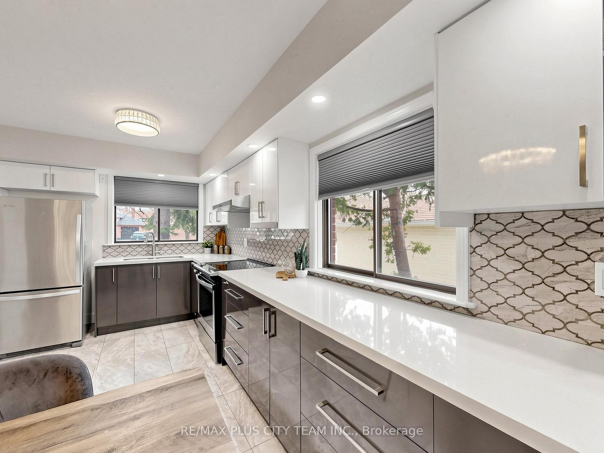 Photo 13 of 260 Renforth Drive, Etobicoke, Markland Wood — HOMEH