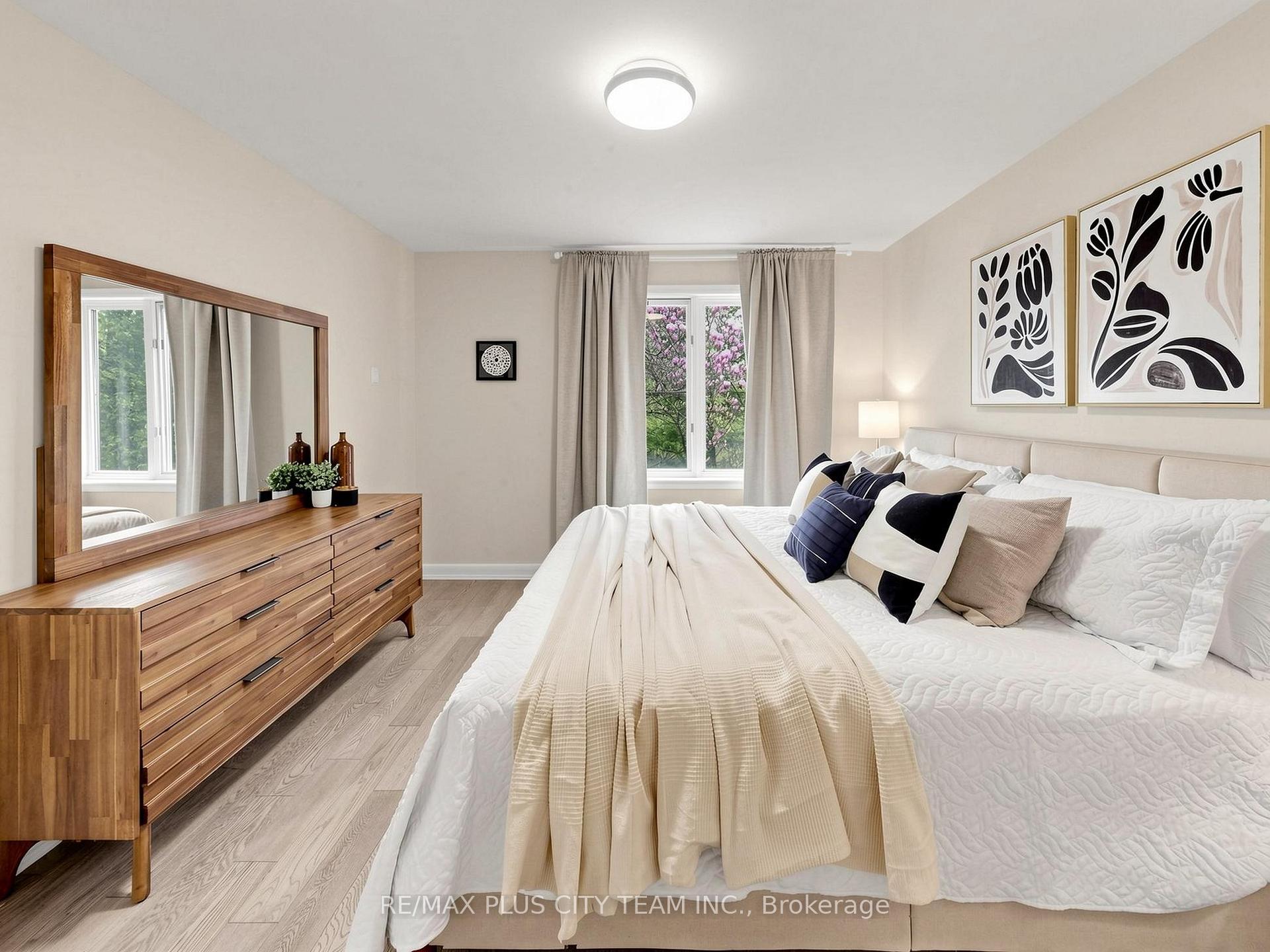 Photo 16 of 260 Renforth Drive, Etobicoke, Markland Wood — HOMEH