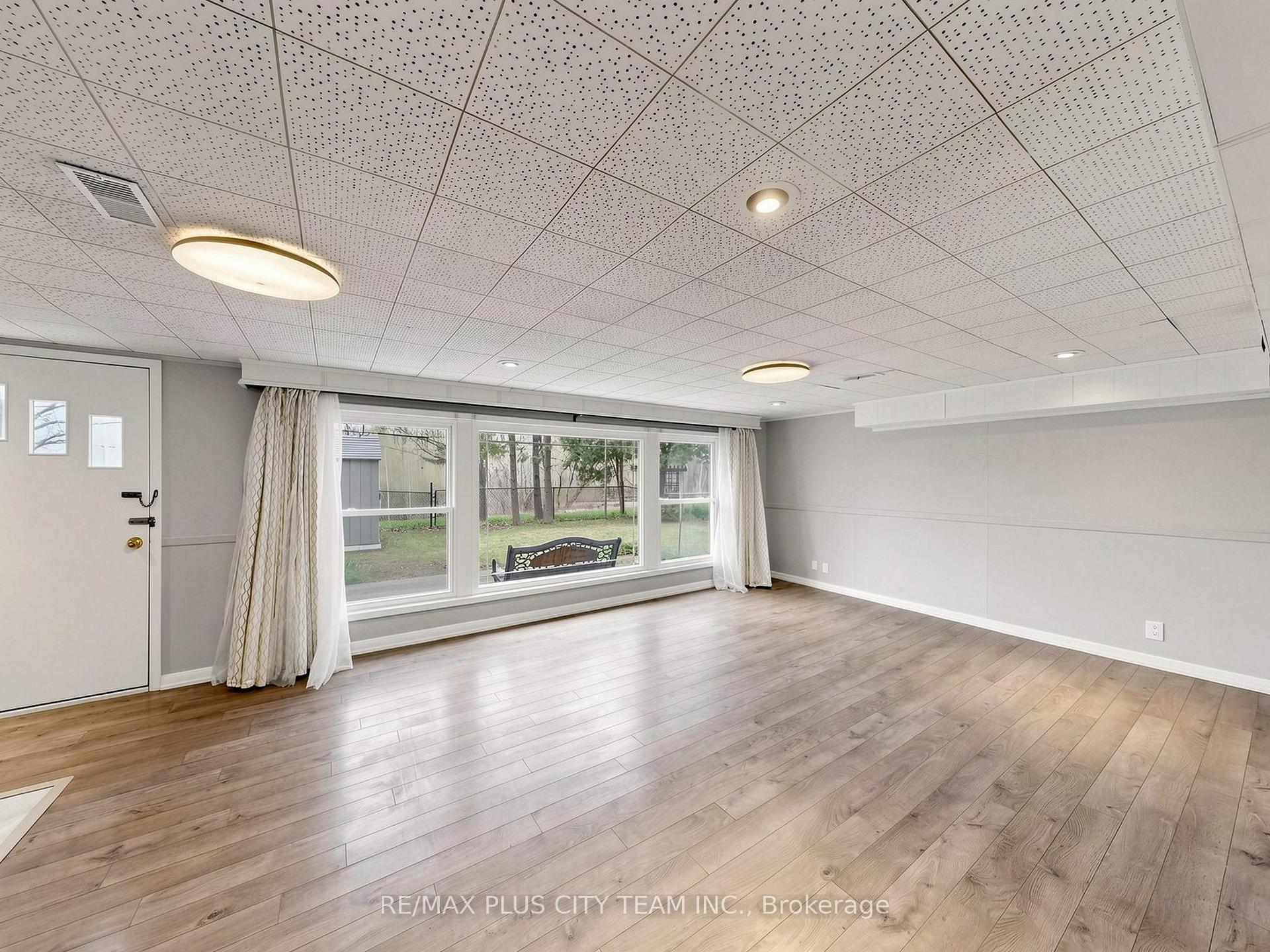 Photo 25 of 260 Renforth Drive, Etobicoke, Markland Wood — HOMEH