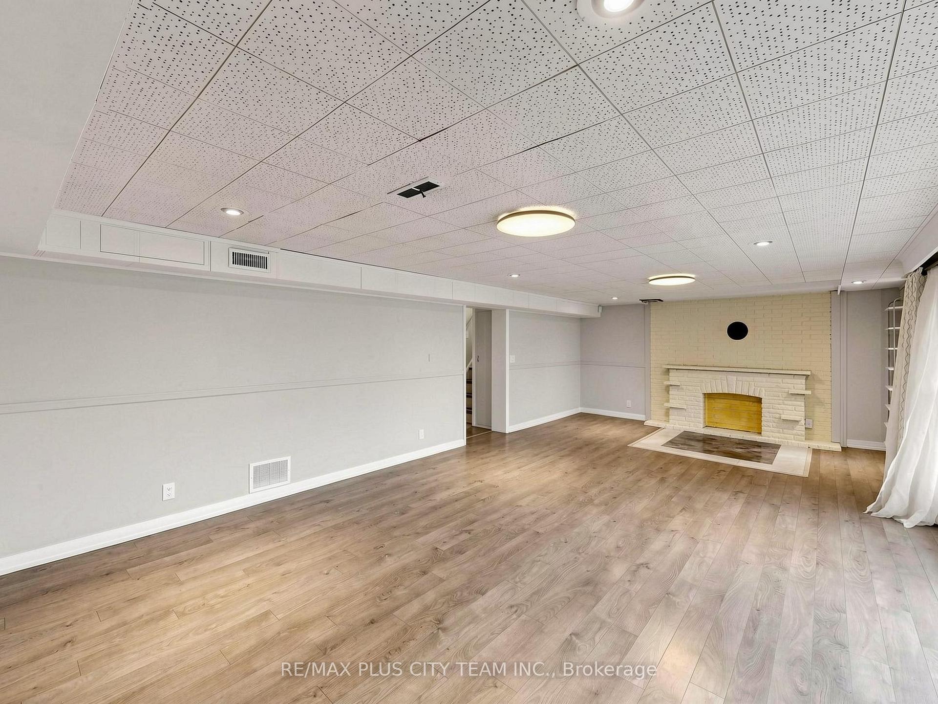 Photo 26 of 260 Renforth Drive, Etobicoke, Markland Wood — HOMEH