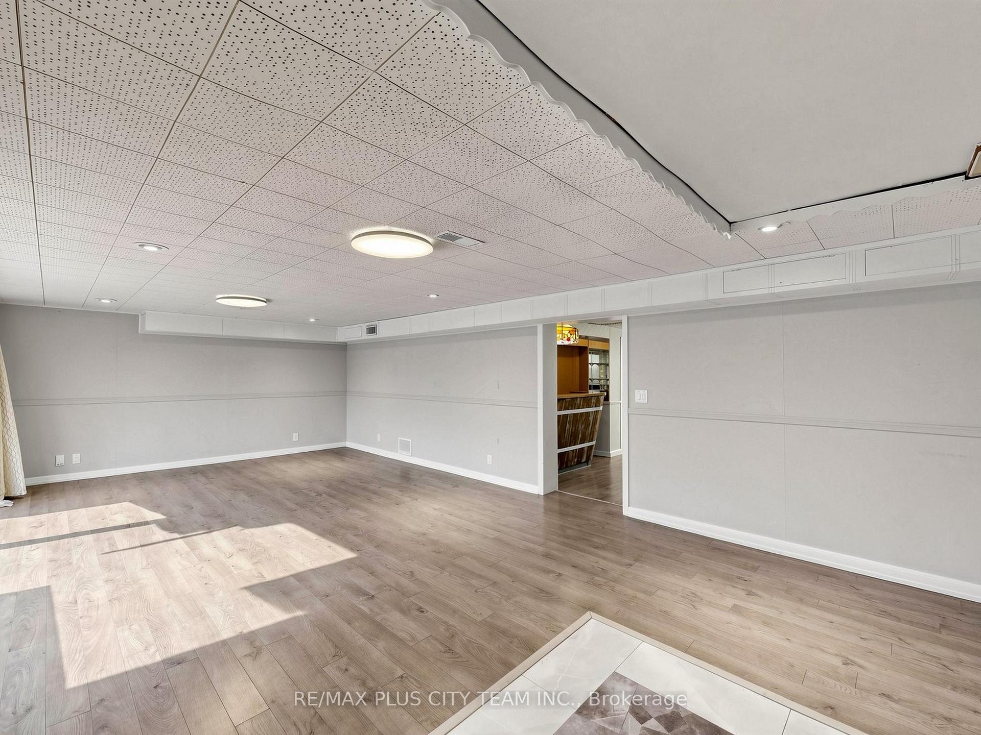 Photo 27 of 260 Renforth Drive, Etobicoke, Markland Wood — HOMEH