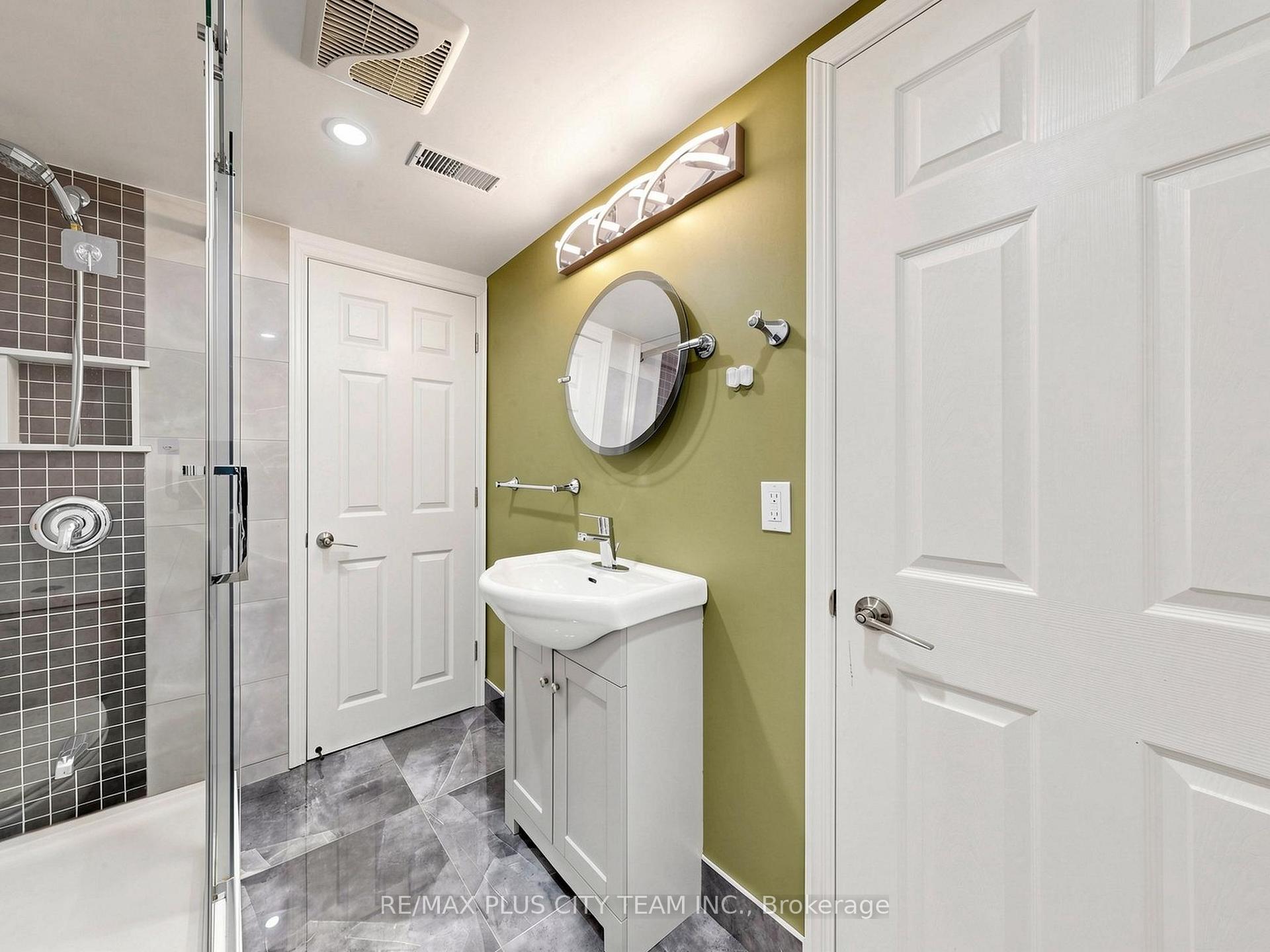 Photo 35 of 260 Renforth Drive, Etobicoke, Markland Wood — HOMEH