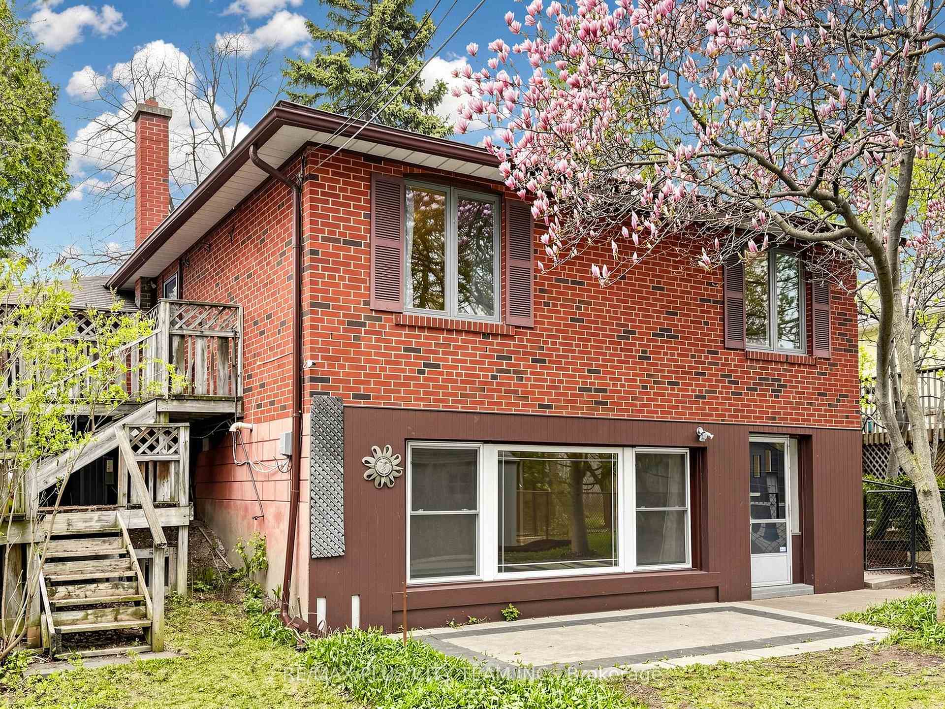 Photo 37 of 260 Renforth Drive, Etobicoke, Markland Wood — HOMEH