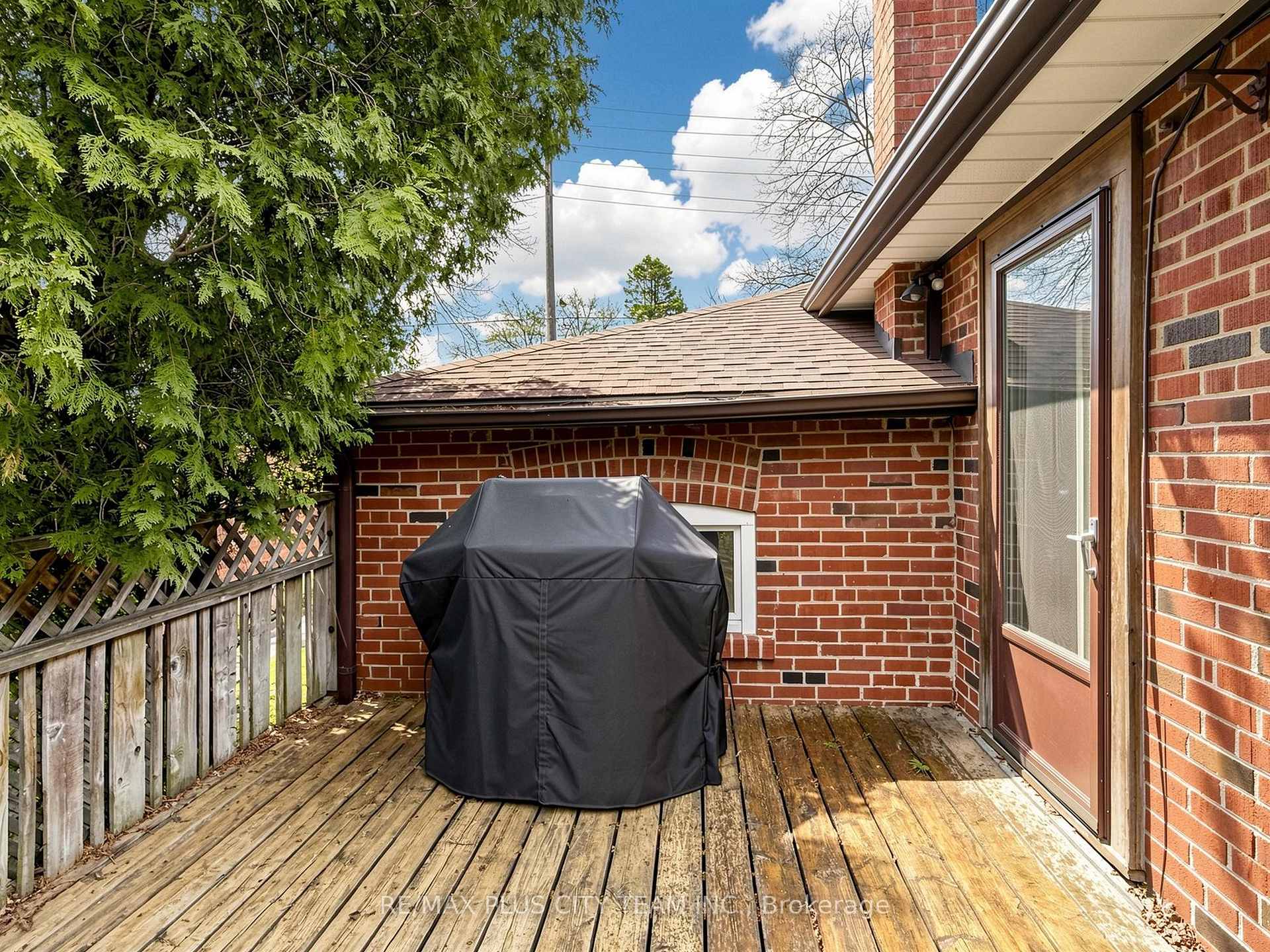 Photo 39 of 260 Renforth Drive, Etobicoke, Markland Wood — HOMEH