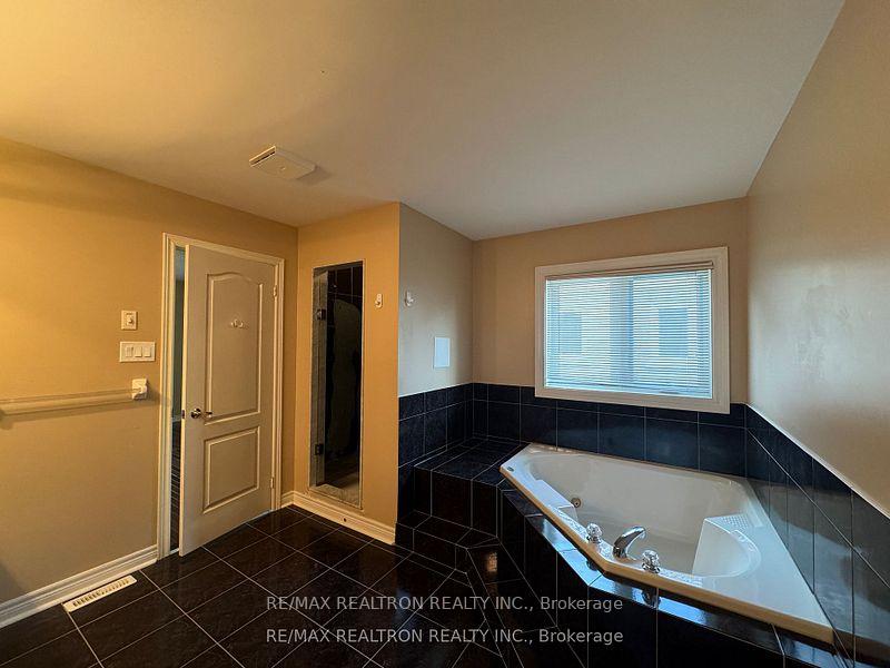 Photo 13 of 21 Goldring Crescent, Markham, Cachet — HOMEH