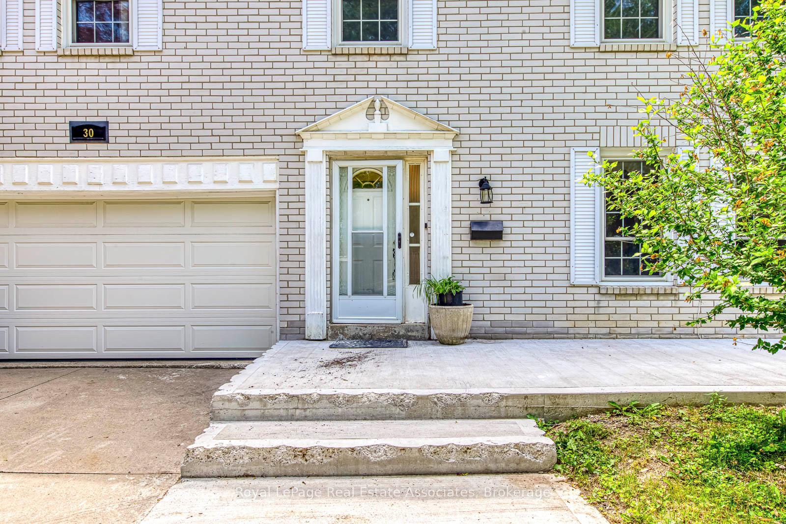 Photo 2 of 30 Marlow Place, Brampton, Central Park — HOMEH