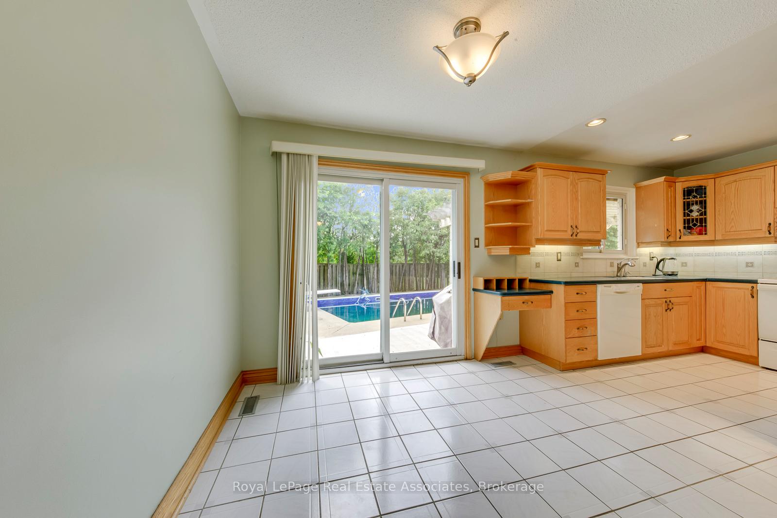 Photo 12 of 30 Marlow Place, Brampton, Central Park — HOMEH