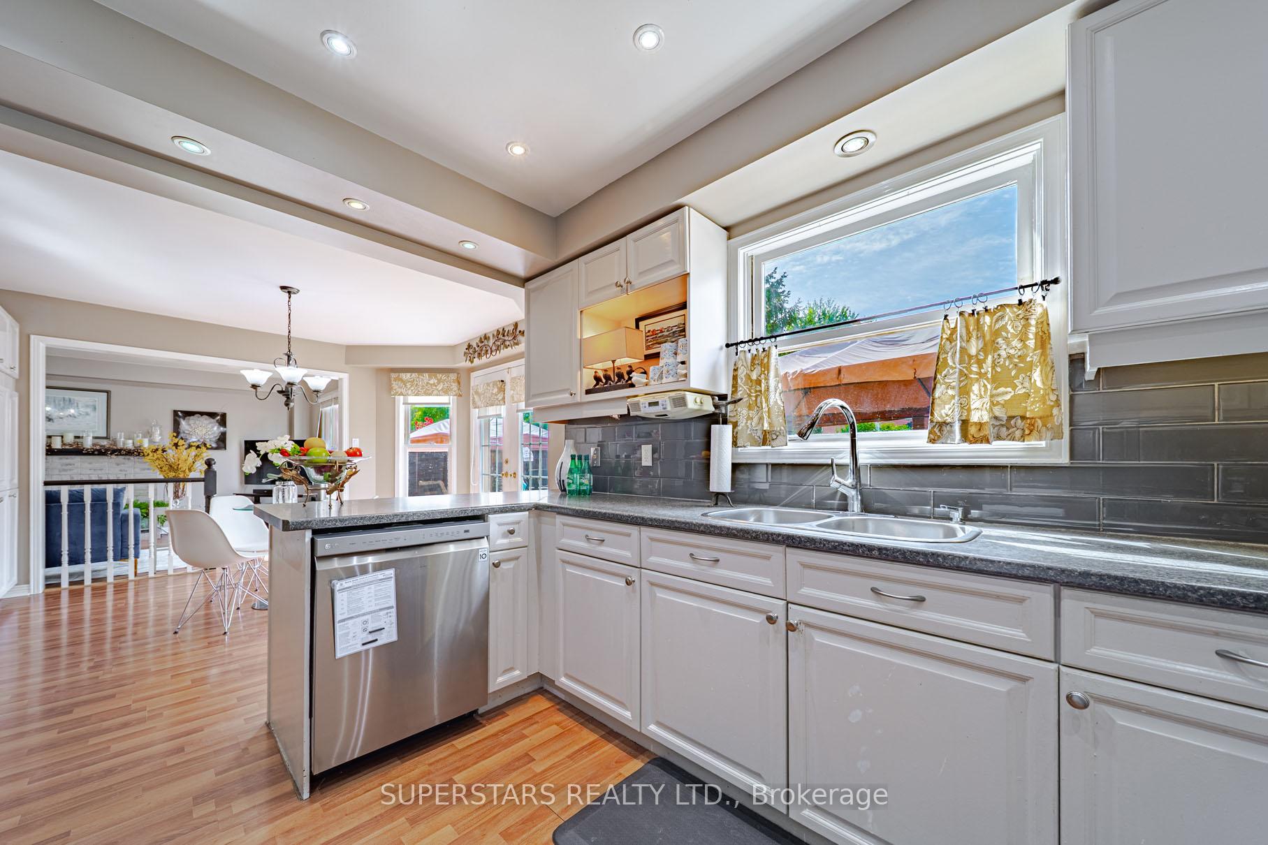 Photo 16 of 29 Arborfield Lane, Markham, Markville — HOMEH