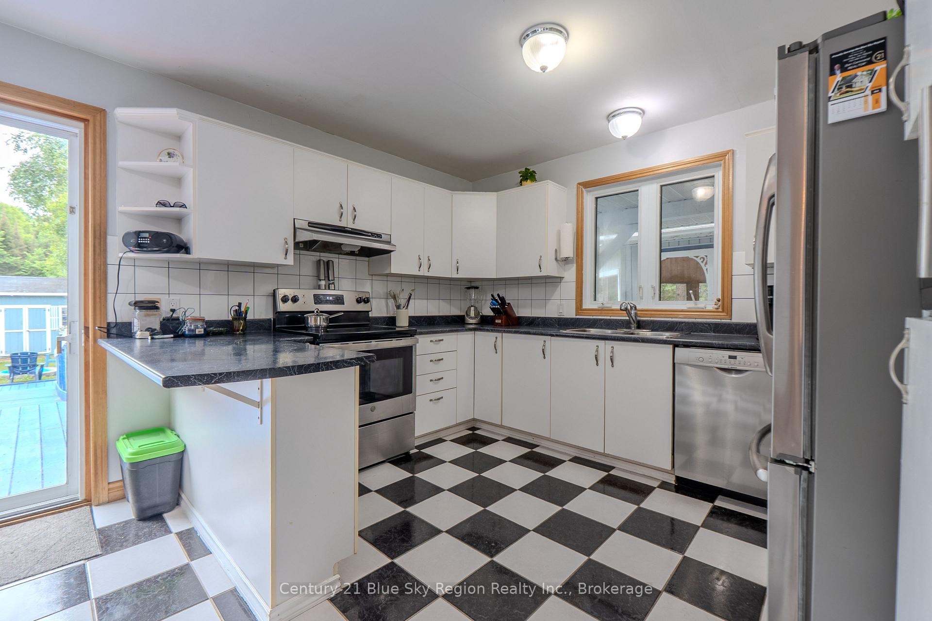 Photo 11 of 310 Pinecreek Crescent N, Callander — HOMEH