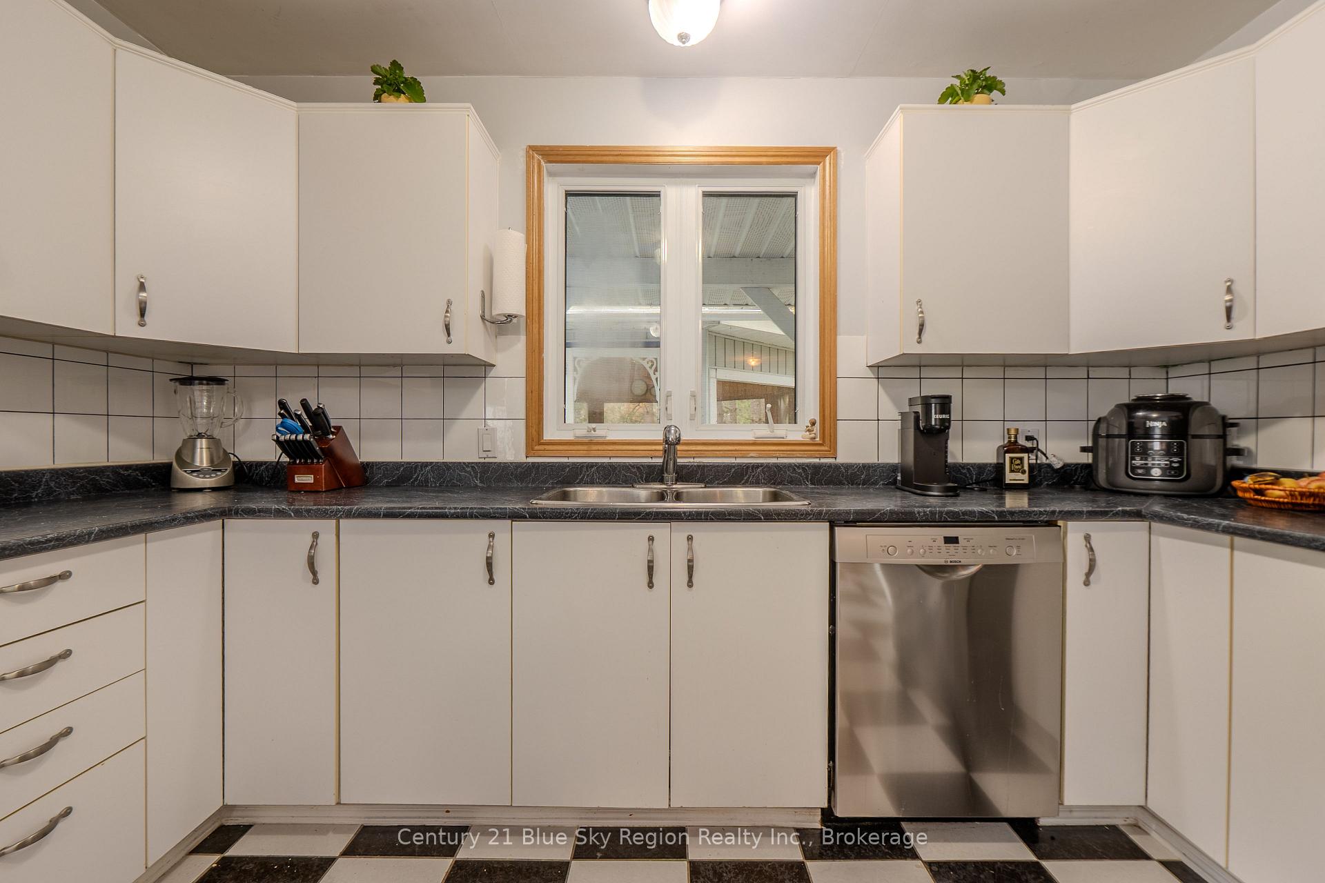 Photo 12 of 310 Pinecreek Crescent N, Callander — HOMEH