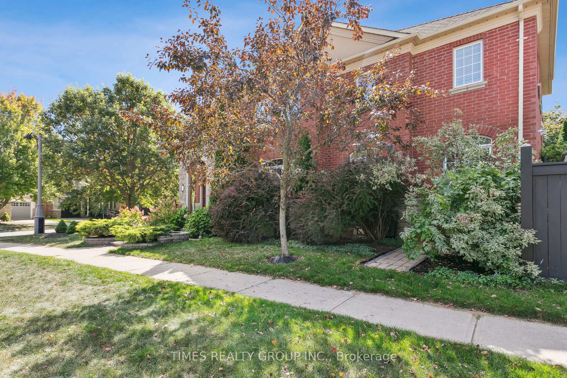 Photo 2 of 212 Creek Path Avenue, Oakville, Bronte — HOMEH