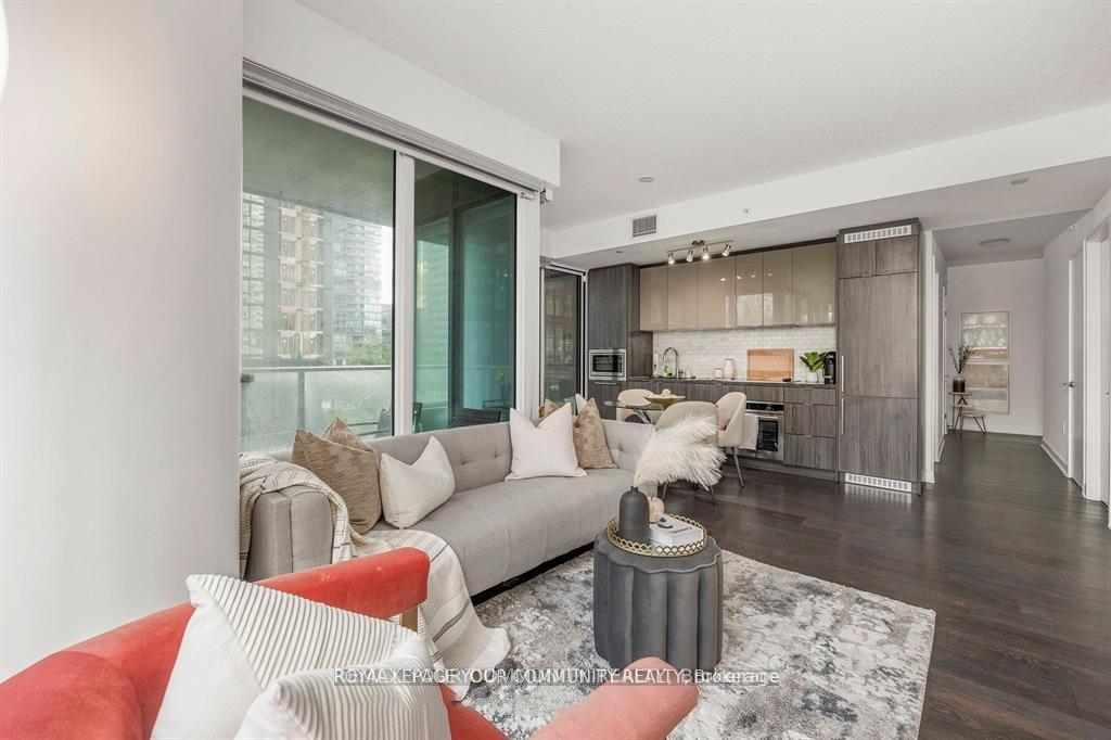 Photo 4 of Unit 1002, 125 Blue Jays Way, Toronto, Waterfront Communities — HOMEH