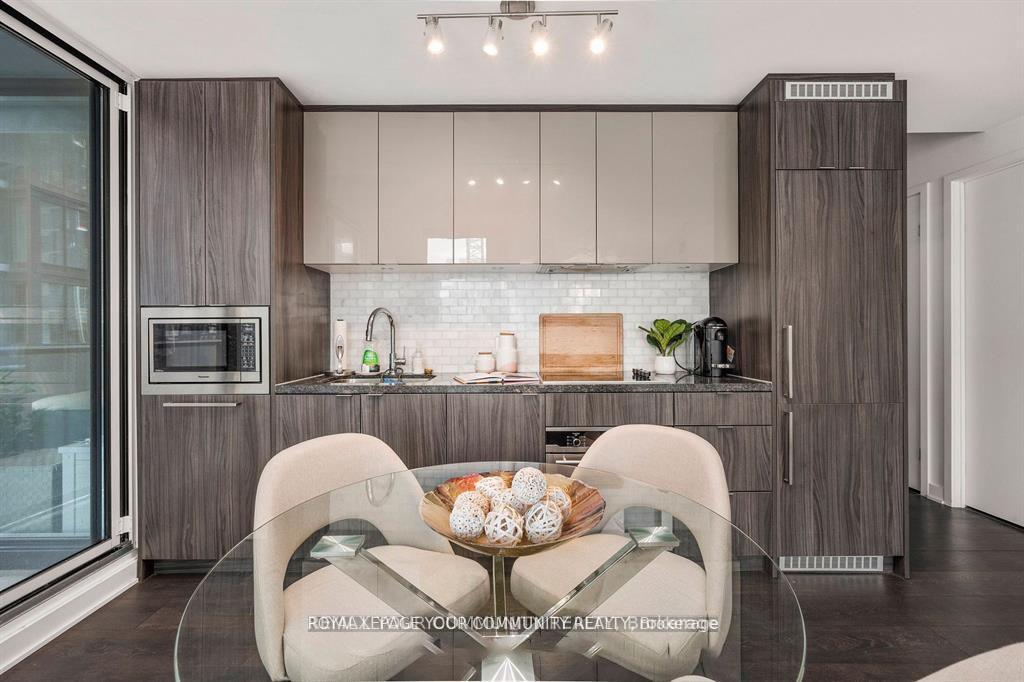 Photo 8 of Unit 1002, 125 Blue Jays Way, Toronto, Waterfront Communities — HOMEH