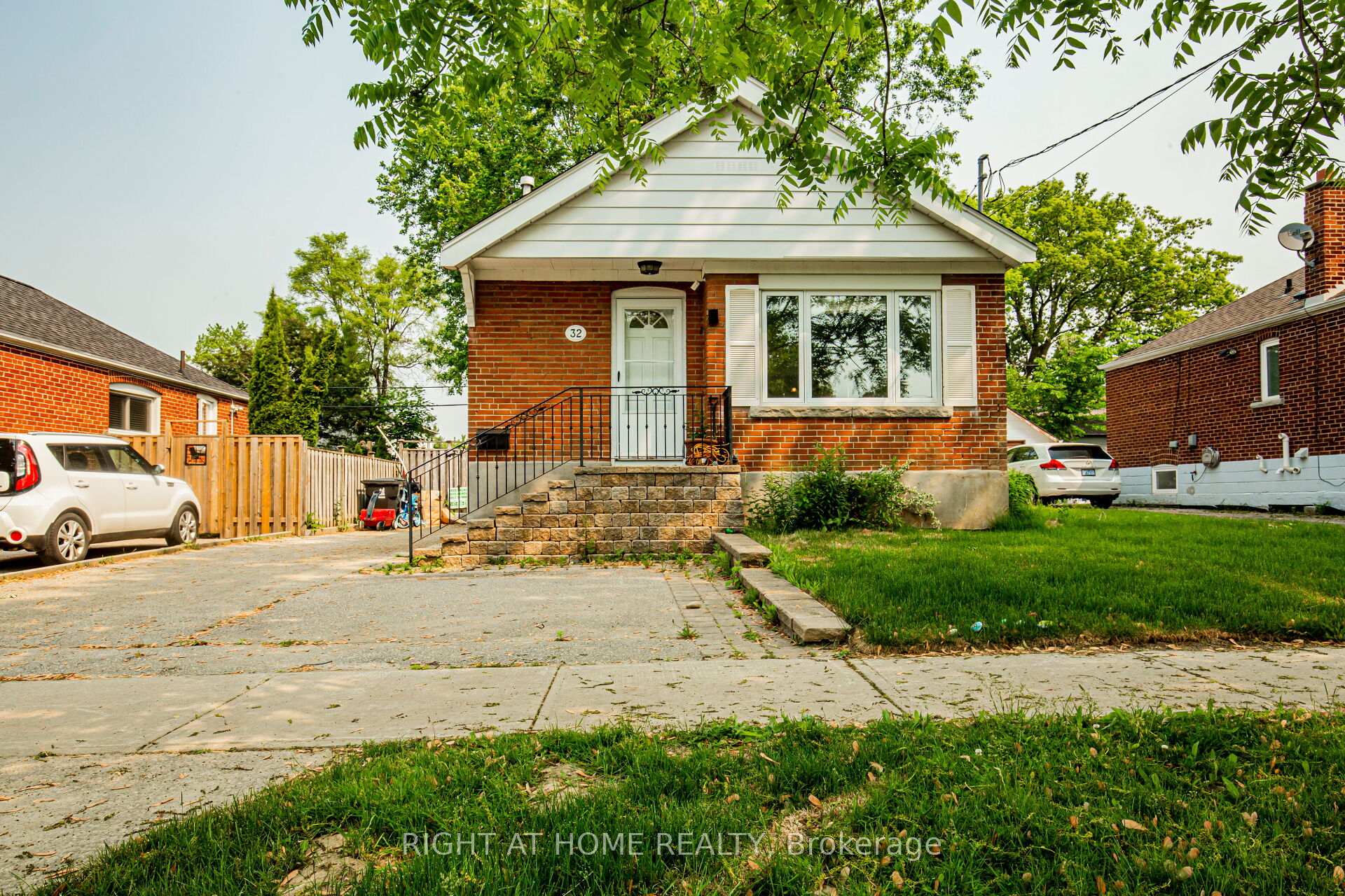 Photo 2 of 32 Florens Avenue, Scarborough, Clairlea-Birchmount — HOMEH