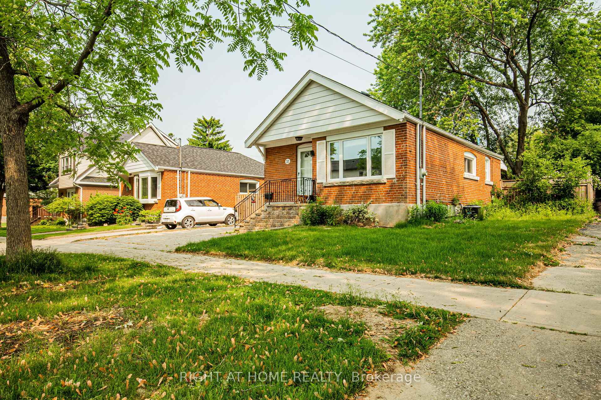 Photo 3 of 32 Florens Avenue, Scarborough, Clairlea-Birchmount — HOMEH