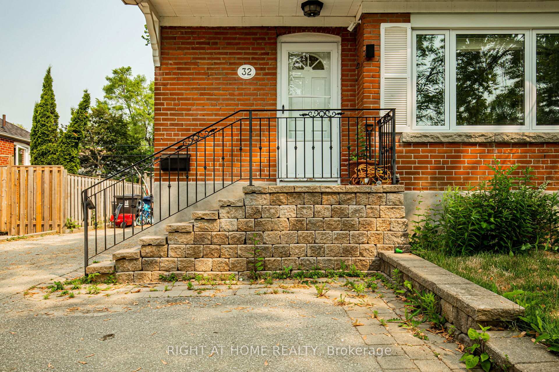 Photo 4 of 32 Florens Avenue, Scarborough, Clairlea-Birchmount — HOMEH