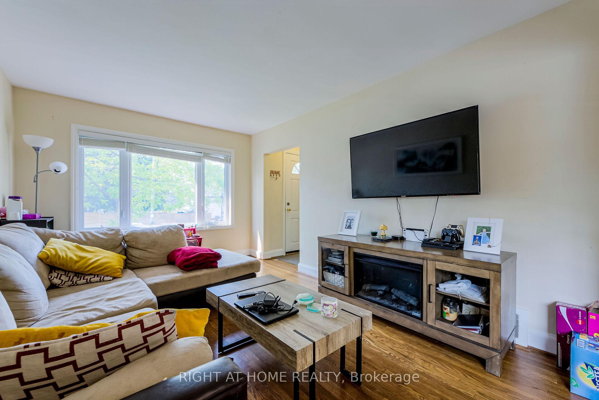 Photo 6 of 32 Florens Avenue, Scarborough, Clairlea-Birchmount — HOMEH