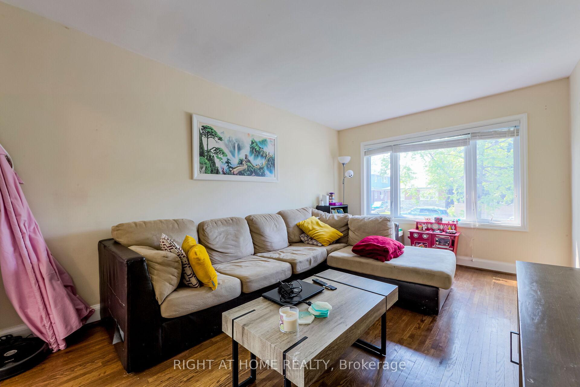 Photo 7 of 32 Florens Avenue, Scarborough, Clairlea-Birchmount — HOMEH