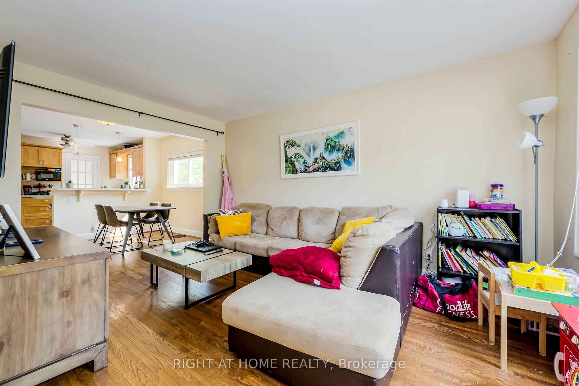 Photo 9 of 32 Florens Avenue, Scarborough, Clairlea-Birchmount — HOMEH