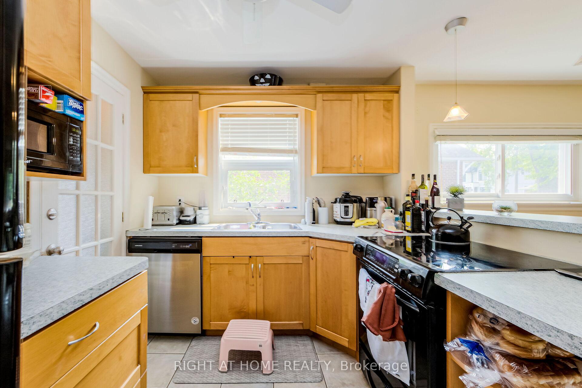 Photo 14 of 32 Florens Avenue, Scarborough, Clairlea-Birchmount — HOMEH