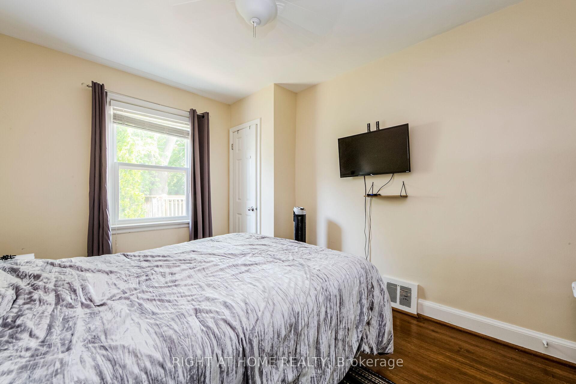 Photo 17 of 32 Florens Avenue, Scarborough, Clairlea-Birchmount — HOMEH