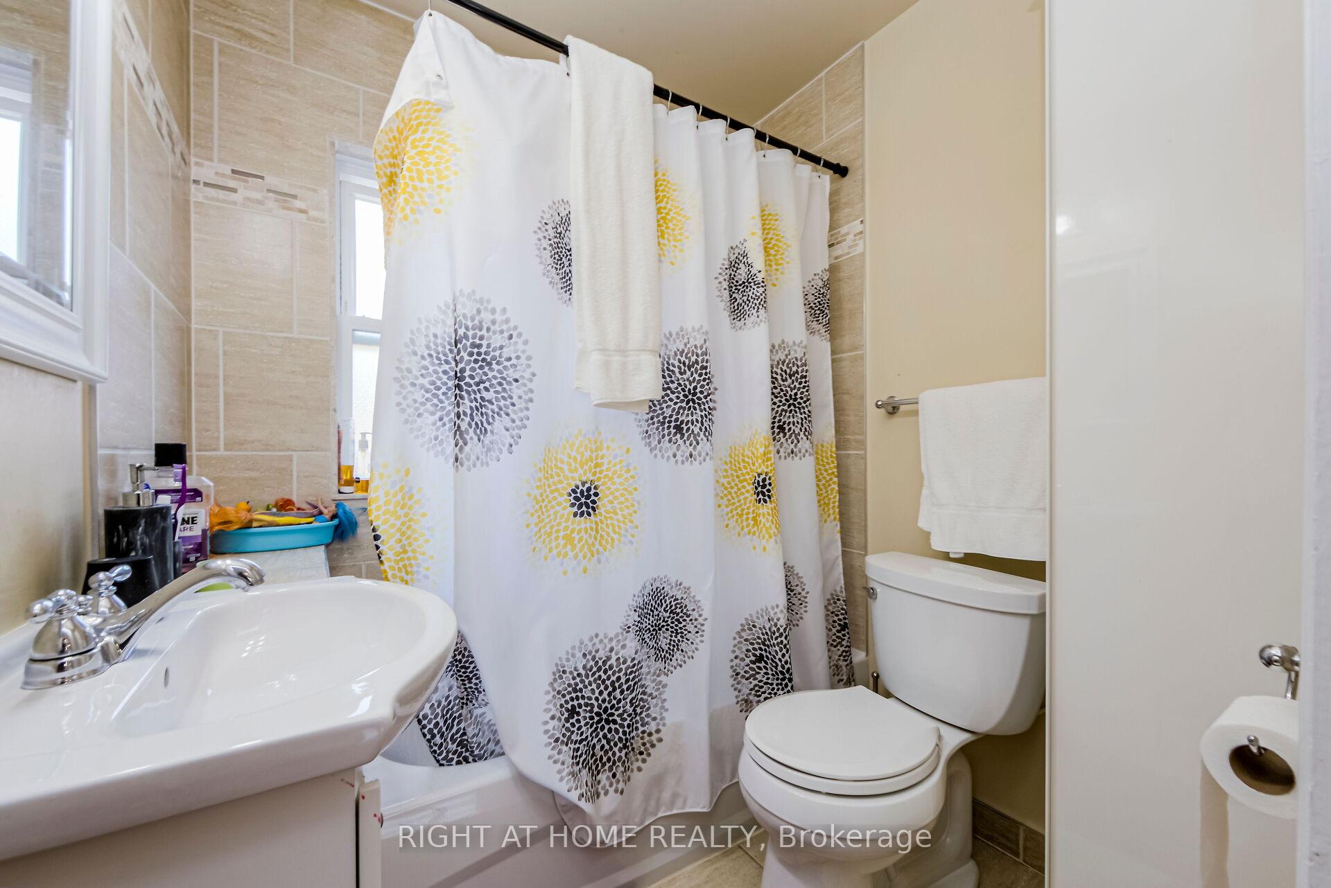 Photo 19 of 32 Florens Avenue, Scarborough, Clairlea-Birchmount — HOMEH