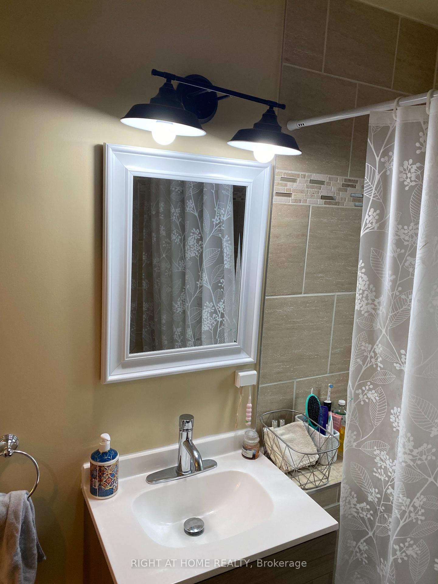 Photo 20 of 32 Florens Avenue, Scarborough, Clairlea-Birchmount — HOMEH