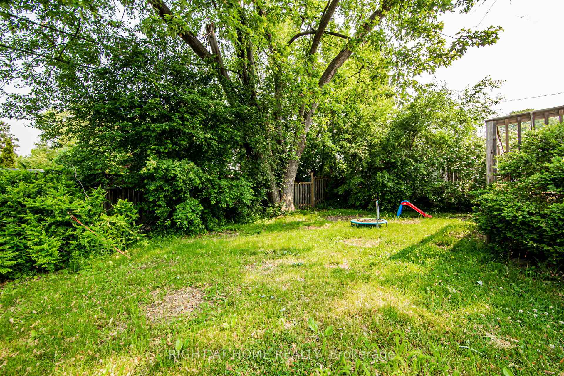 Photo 27 of 32 Florens Avenue, Scarborough, Clairlea-Birchmount — HOMEH