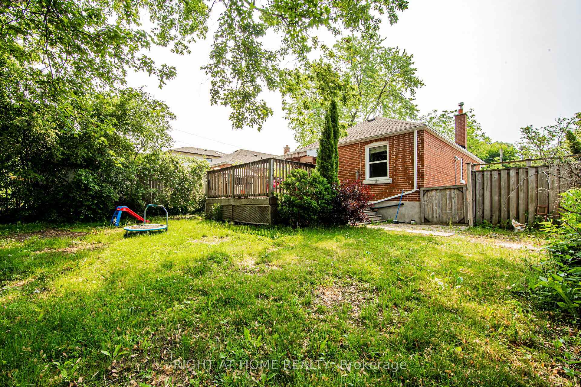 Photo 28 of 32 Florens Avenue, Scarborough, Clairlea-Birchmount — HOMEH
