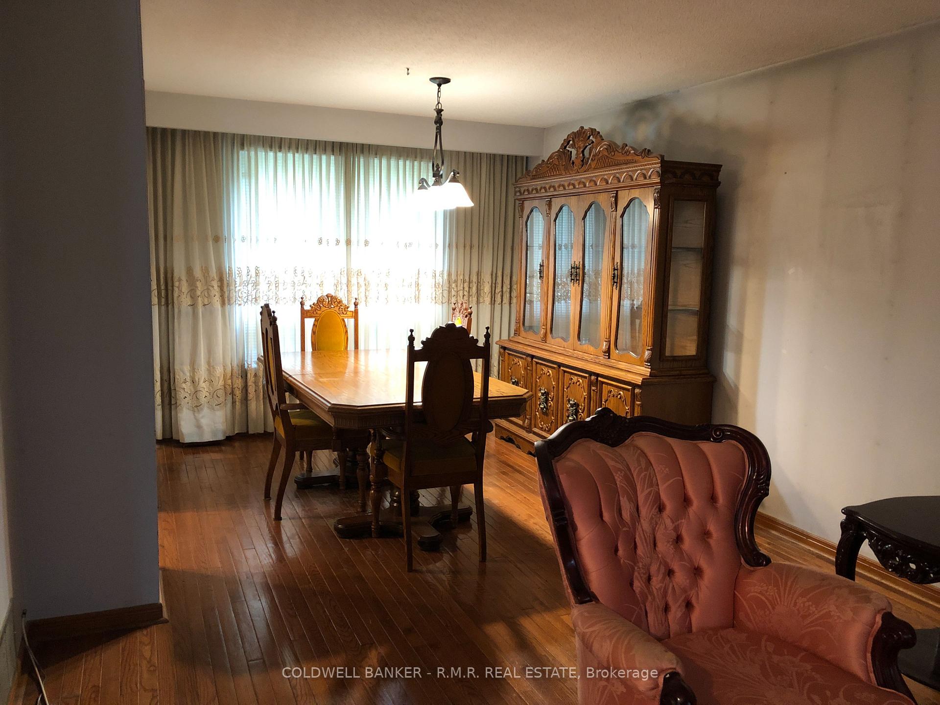 Photo 4 of 5 Brownridge Crescent, Etobicoke, West Humber-Clairville — HOMEH