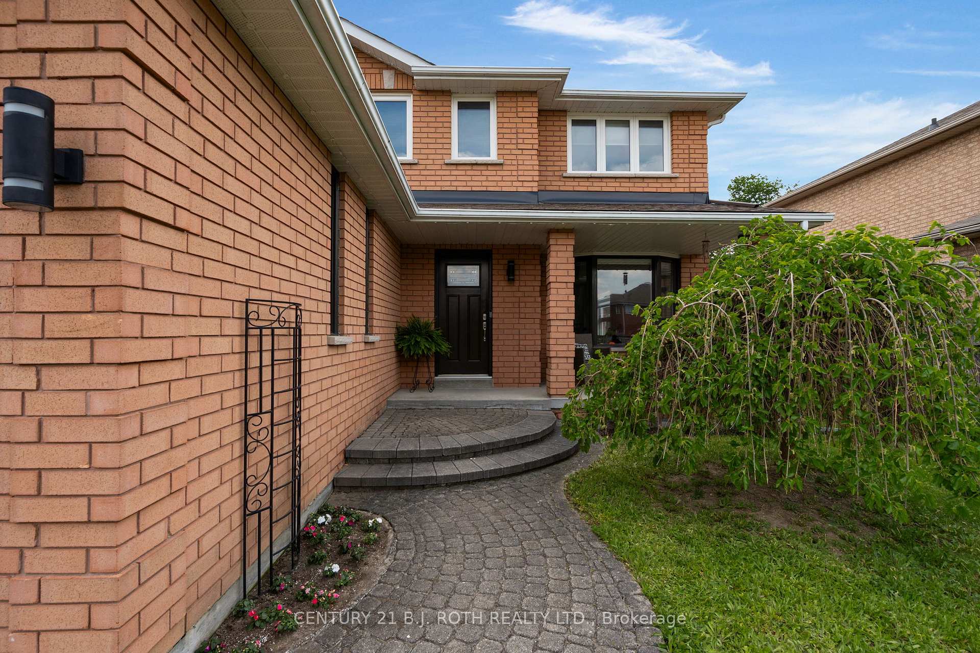 Photo 2 of 16 Longman Drive, Barrie, Northwest — HOMEH