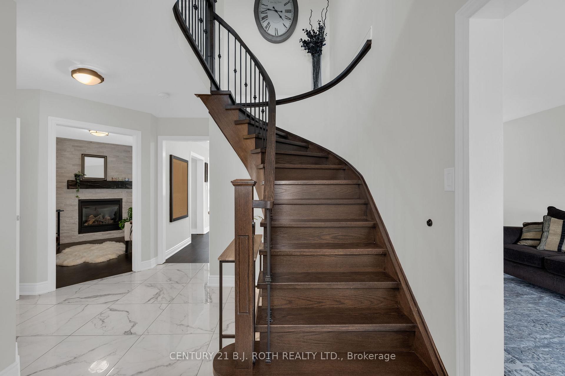 Photo 3 of 16 Longman Drive, Barrie, Northwest — HOMEH