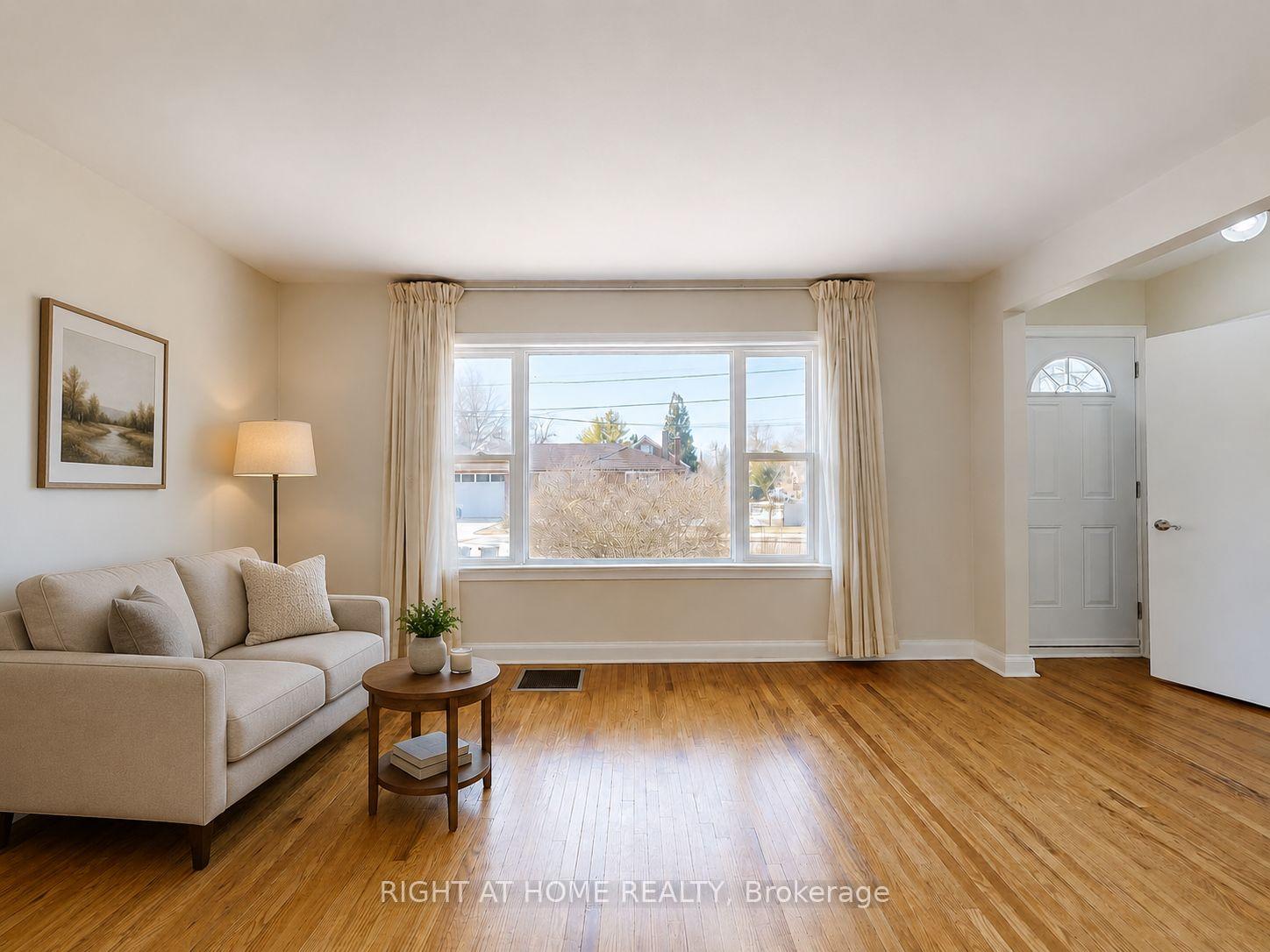 Photo 3 of 48 Loney Avenue, North York, Downsview-Roding-CFB — HOMEH