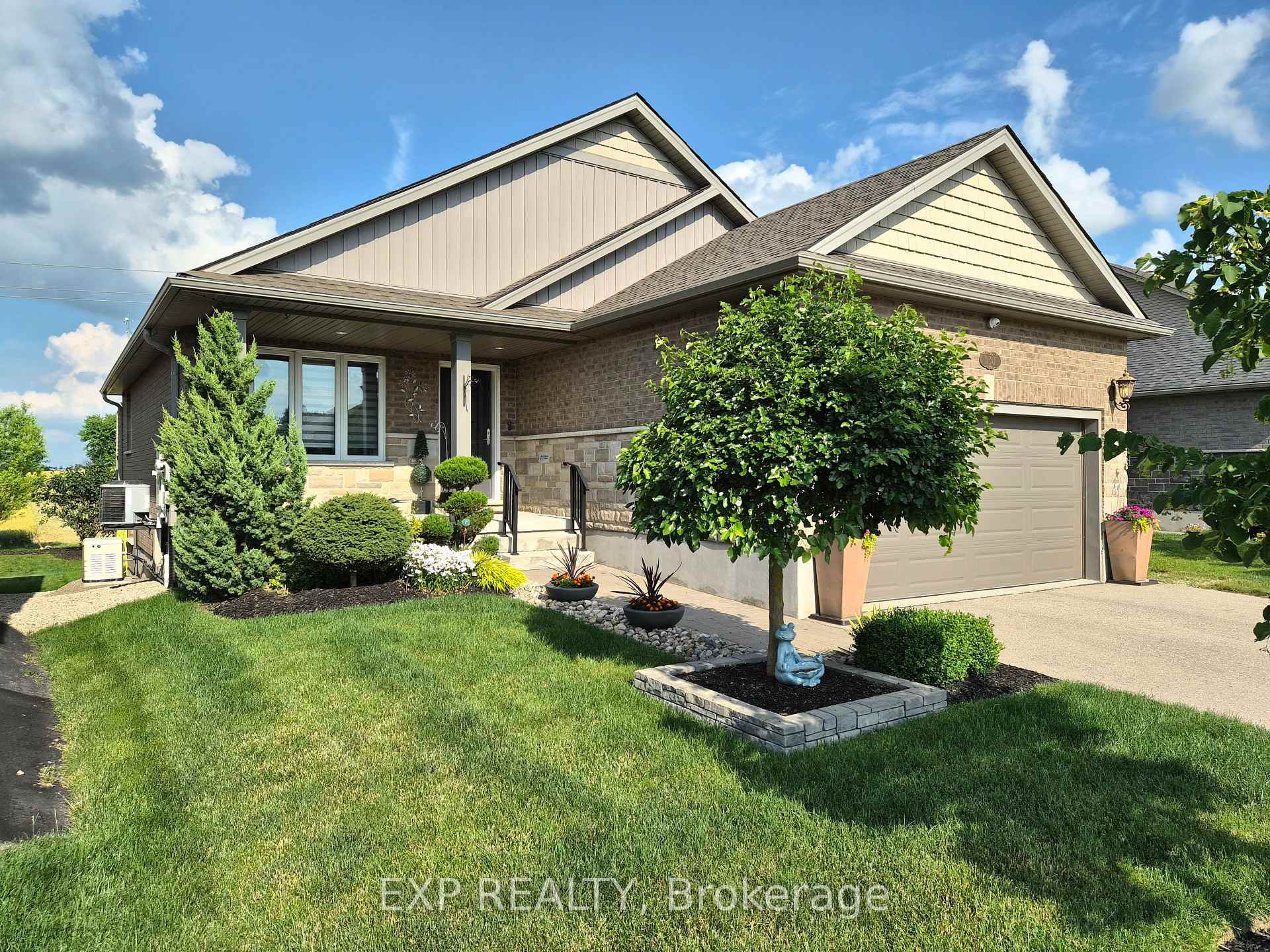 Photo 2 of 130 Bridge Crescent, Minto — HOMEH