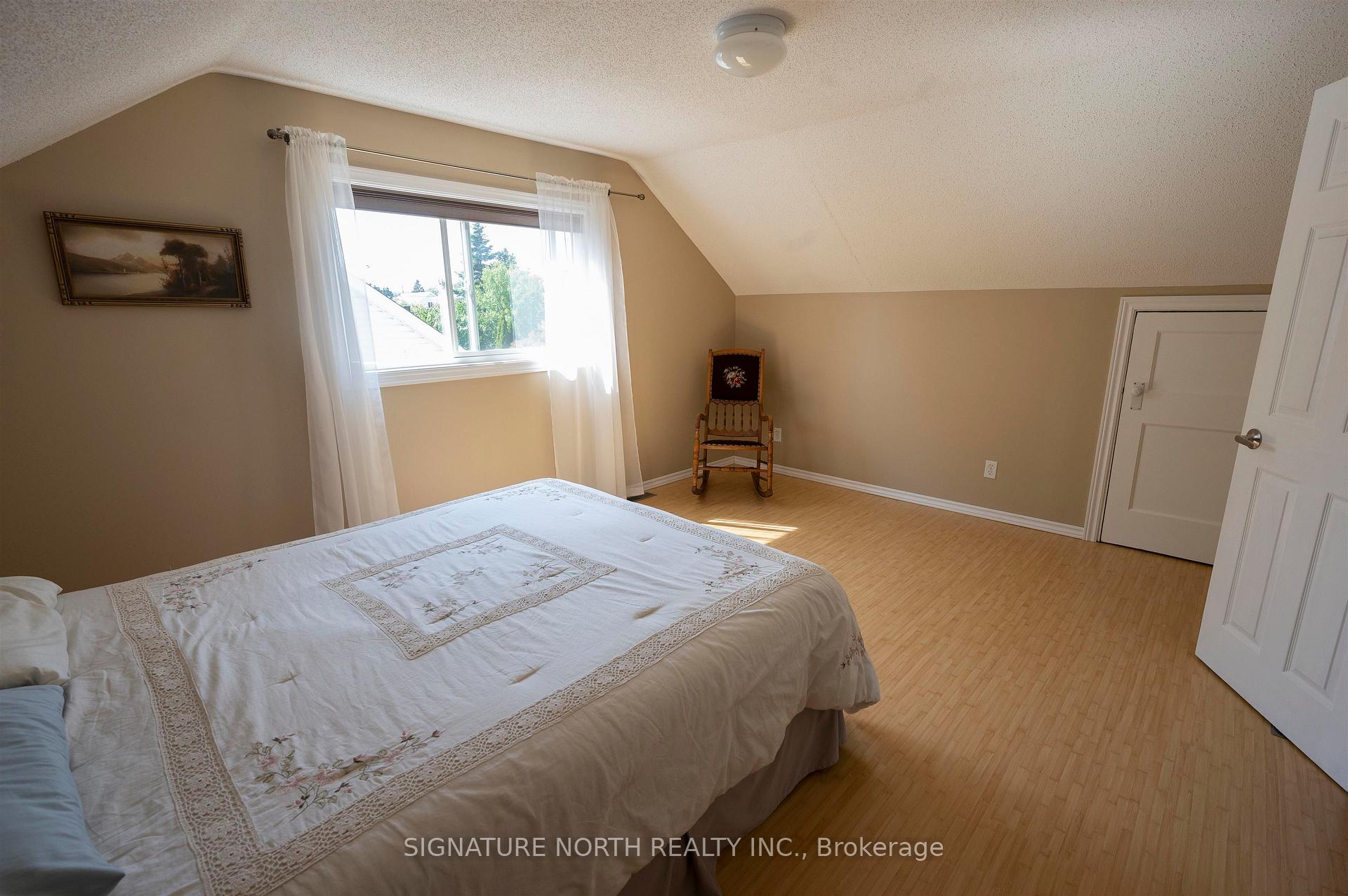 Photo 15 of 374 Morse Street, Thunder Bay, Current River — HOMEH