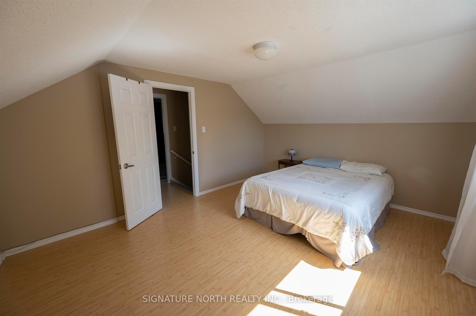 Photo 16 of 374 Morse Street, Thunder Bay, Current River — HOMEH