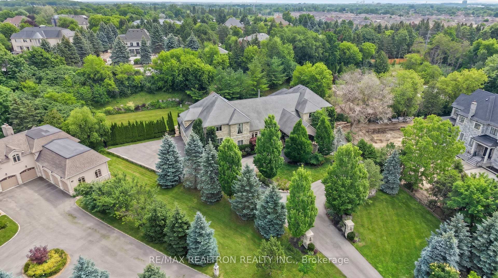 Photo 3 of 11 Saul Court, Vaughan, Rural Vaughan — HOMEH