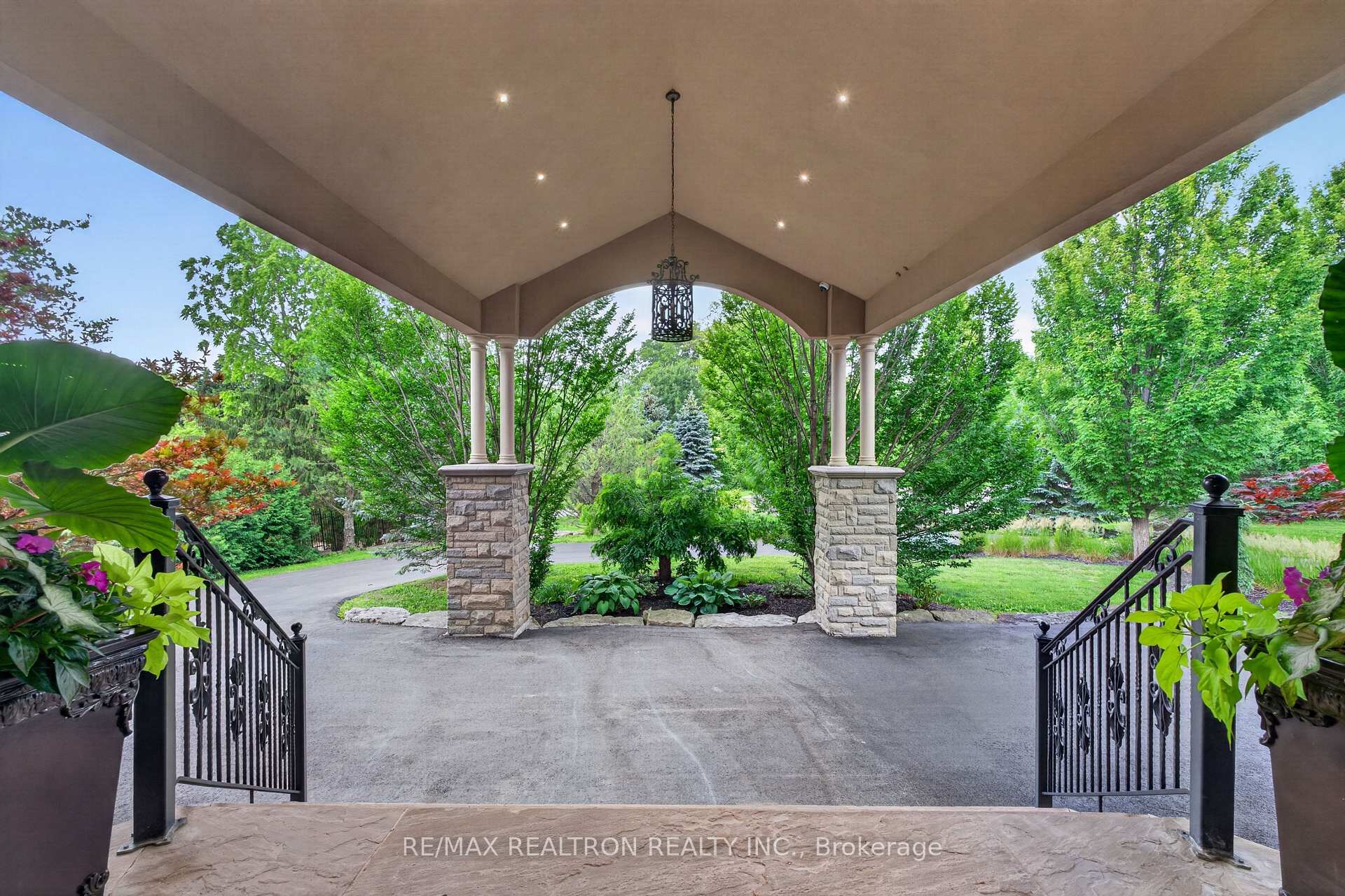 Photo 8 of 11 Saul Court, Vaughan, Rural Vaughan — HOMEH