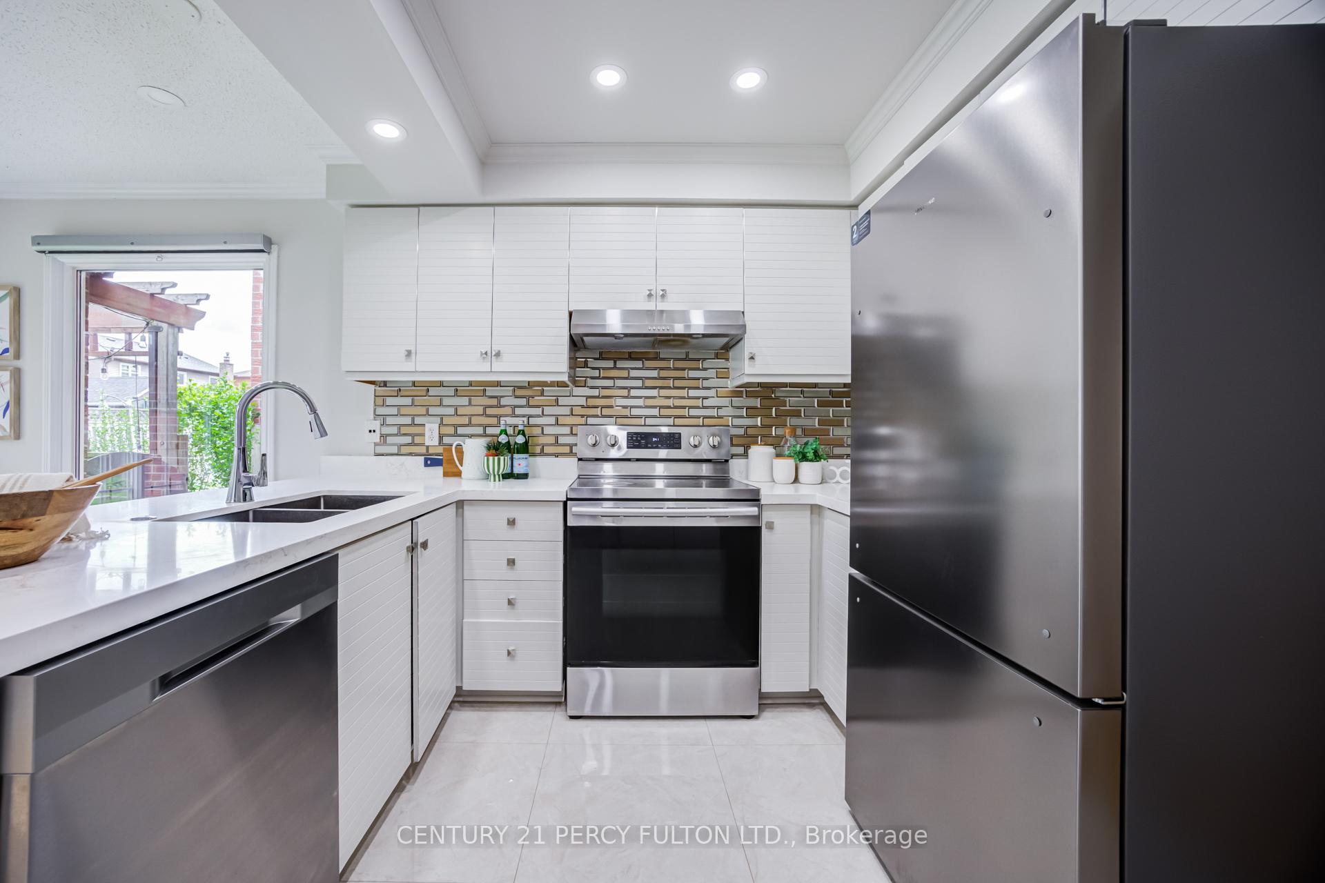 Photo 10 of 611 Chiron Crescent, Pickering, Amberlea — HOMEH