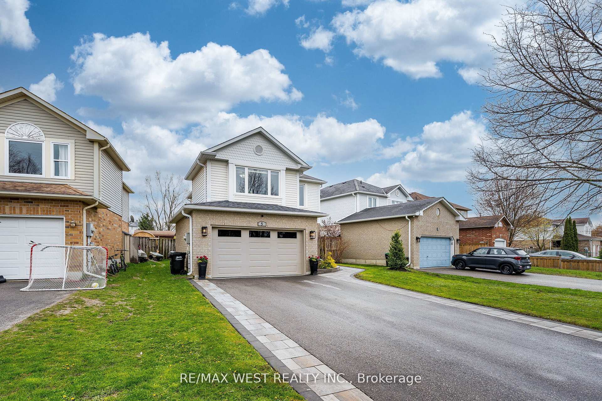 Photo 2 of 5 Moir Crescent, Barrie, Painswick North — HOMEH