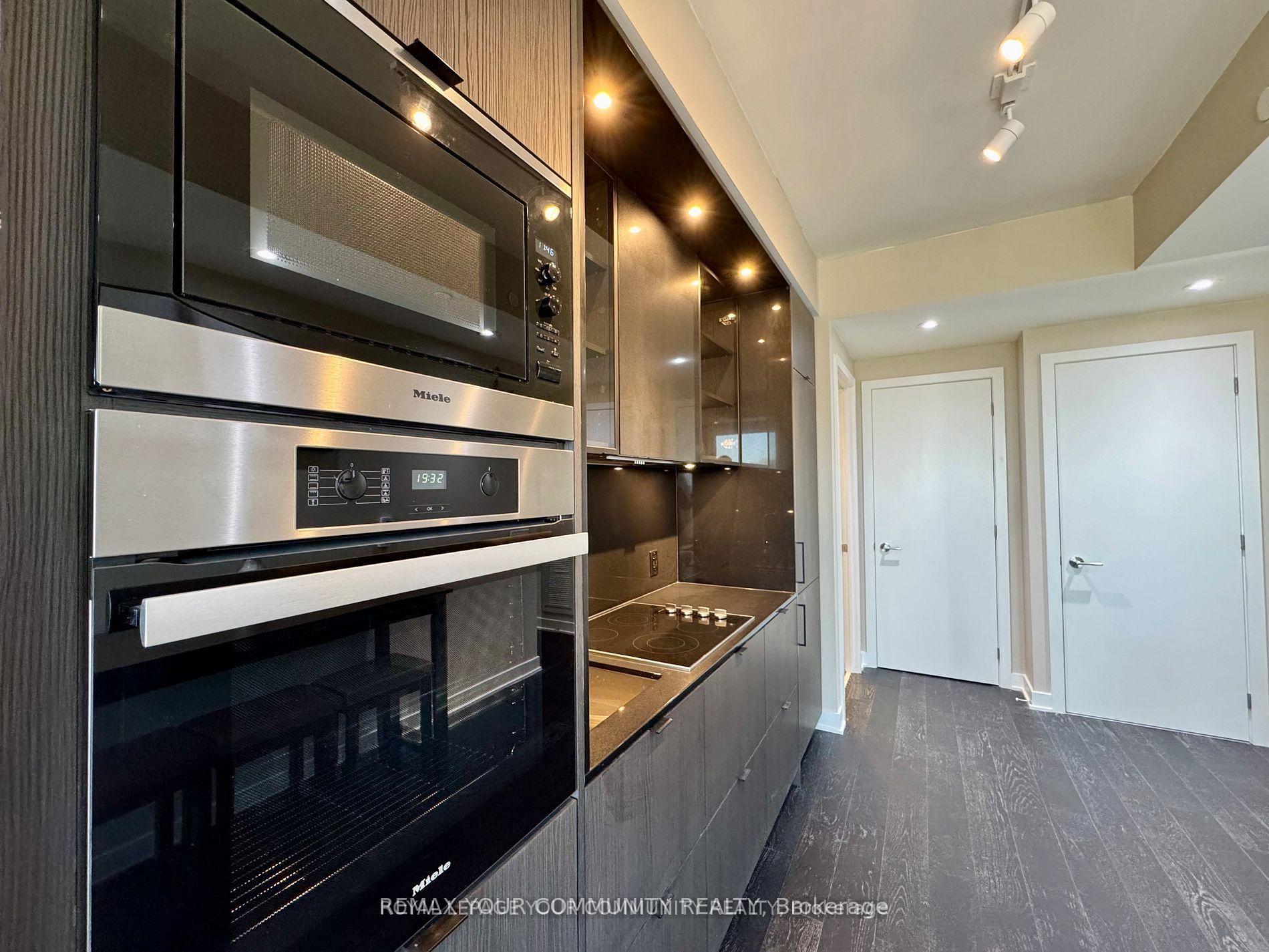 Front of Unit 2114, 11 Yorkville Avenue